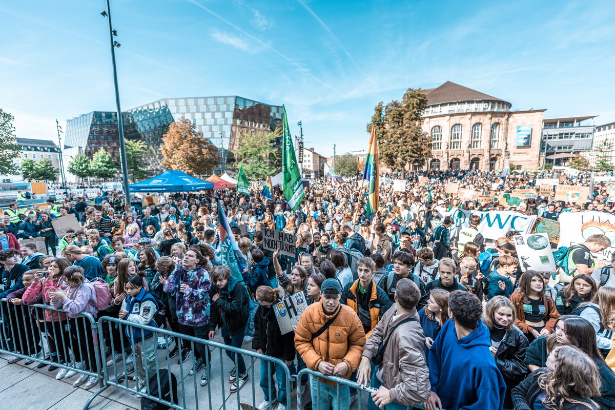 F4F_Freiburg's tweet photo. Freiburg, du bist toll! Über 9.000 Menschen waren dabei, um für eine konsequente Klimapolitik und soziale Entlastung zu demonstrieren! 📢🔥

#PeopleNotProfit #Klimastreik #FridaysForFuture https://t.co/JrbT8SpuNG