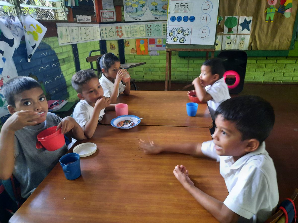 Niños y niñas disfrutando de su Merienda Escolar. 🥳🥳🥘🥘👏👏 #Nicaragua #PatriaBenditaYLibre