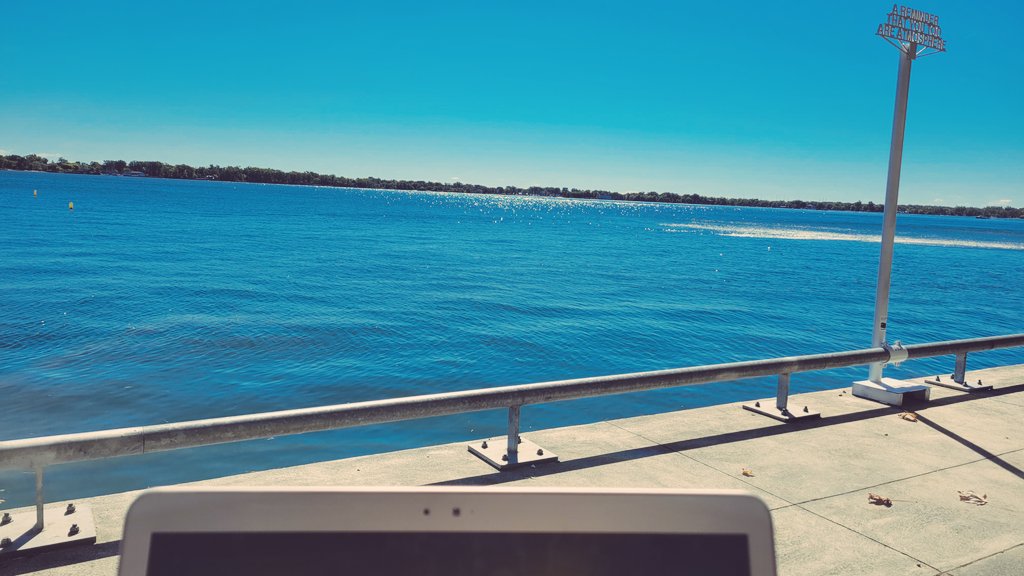 jime_navh's tweet photo. #waterfront #homeworkwiththisview
#FallisHere https://t.co/ztP8G8JXy7