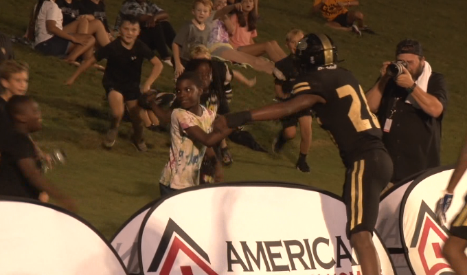 ConnorHinesTV's tweet photo. "They're almost like celebrities and superstars"
@Duke2_smooth is helping put @MPHSFootball back on the map in Forsyth -- one autograph at a time ✍️🏈
Story @ 5:30 on #Tailgate13 @13wmaznews https://t.co/5cMRND1Yon