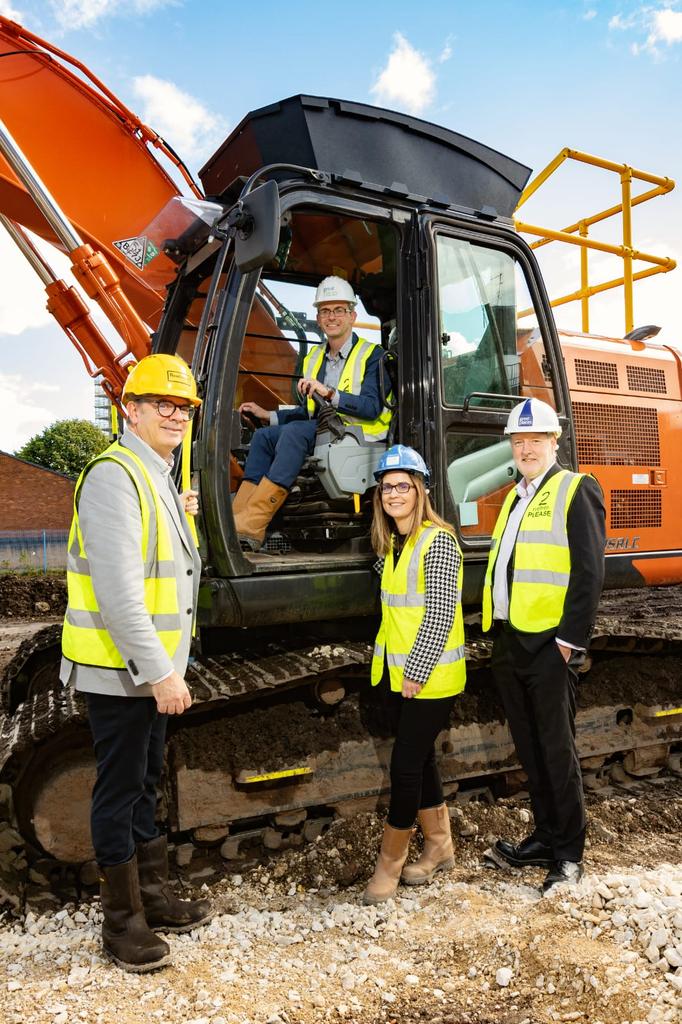 GP_DevTeam's tweet photo. Proud afternoon welcoming @gavinwhite76 and partners to Downley Drive; our site of low carbon affordable homes in New Islington, Manchester. Built by our @ICN_framework partner @Rowlinson #buildinggreatness @MyGreatPlace @MattH_GPHG @GphgHspencer @ManCityCouncil https://t.co/LTwhzEkfAm