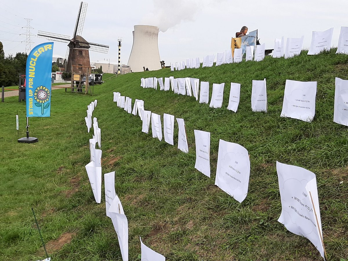 sauvonsleclimat's tweet photo. @sauvonsleclimat était présent à Doel ce jour pour soutenir la mobilisation lors de ce #standup4nuclear en Belgique 💚
Tous ces réacteurs doivent être prolongés vu leur bon état et l'urgence climatique 🇧🇪
Il est encore temps ⚛ 🌎
@StandUp4Nuclear #standup4Doel
#CO2 #climat https://t.co/XObHupQ43z