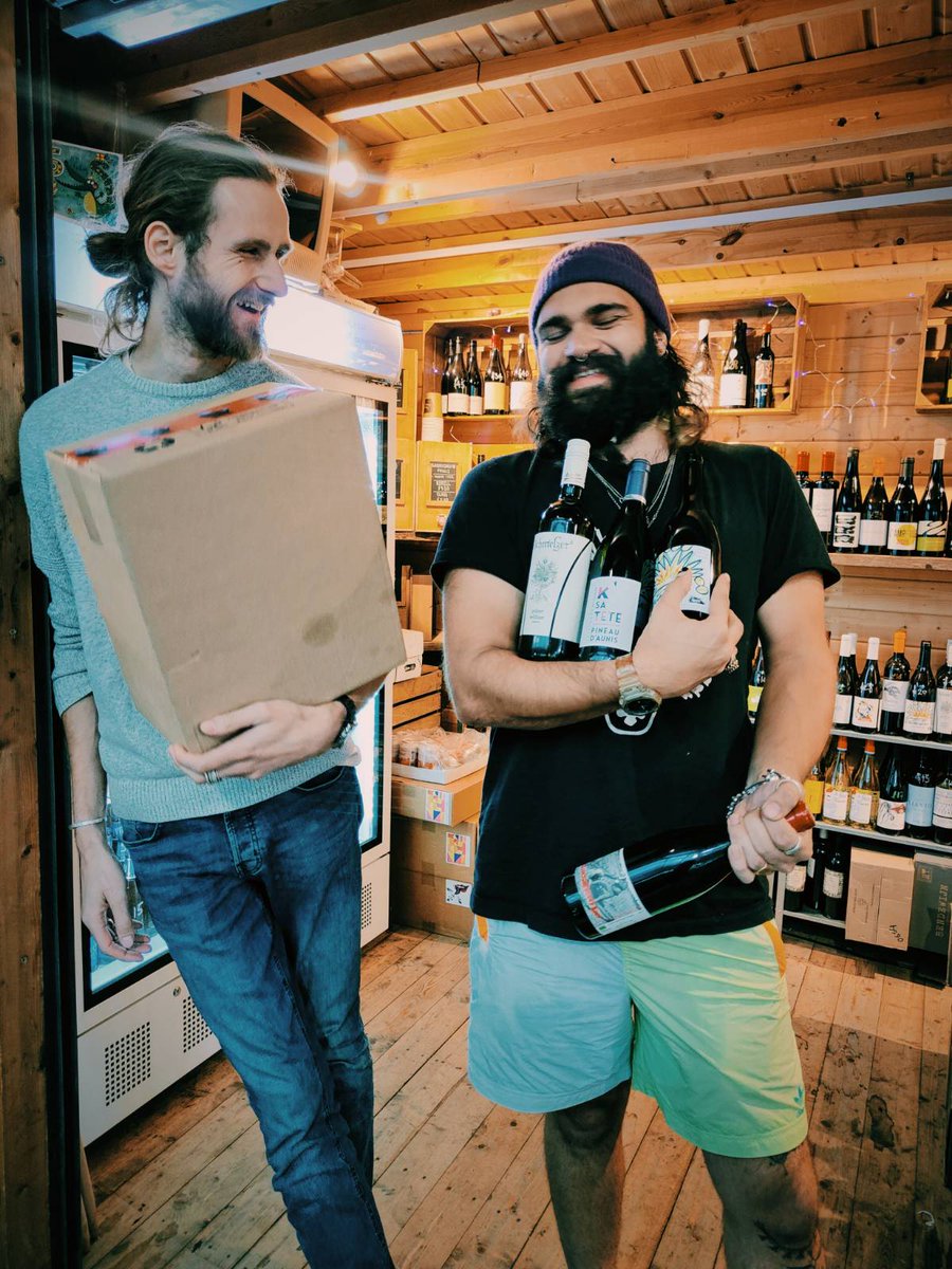 Wolf Wine tweet media