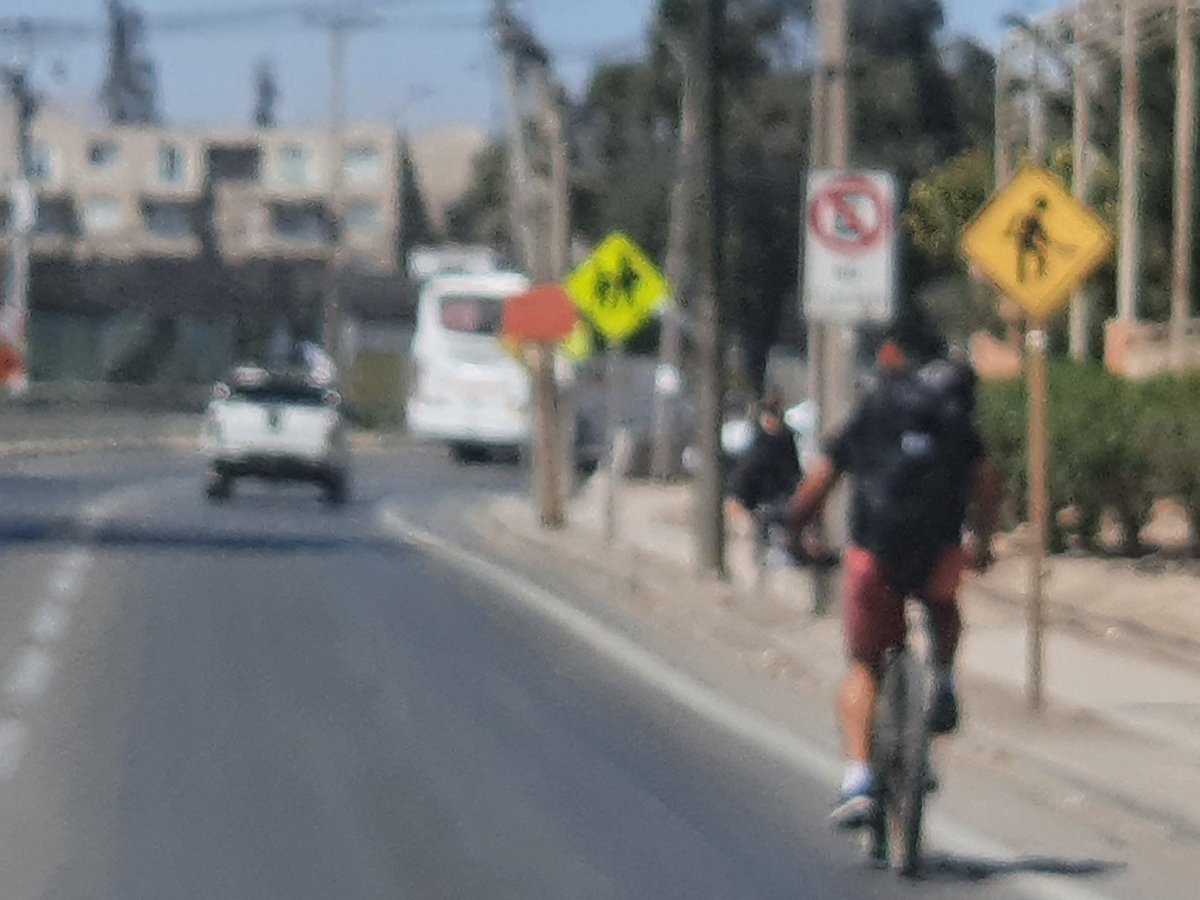 pikillo_green's tweet photo. Hoy Ciclista pedaleando a mediodía por Avda Copayapu🤦🏽♂️
El llamado es utilizar la infraestructura ciclista en #Copiapo y #Atacama
Recuerda los #BiciTips casco, conducir a la defensiva, respeta el sentido del Tránsito y no te fíes de la luz del semáforo✨️🙏🏽✨️ #Bicicleta https://t.co/nP0Xe9uve3