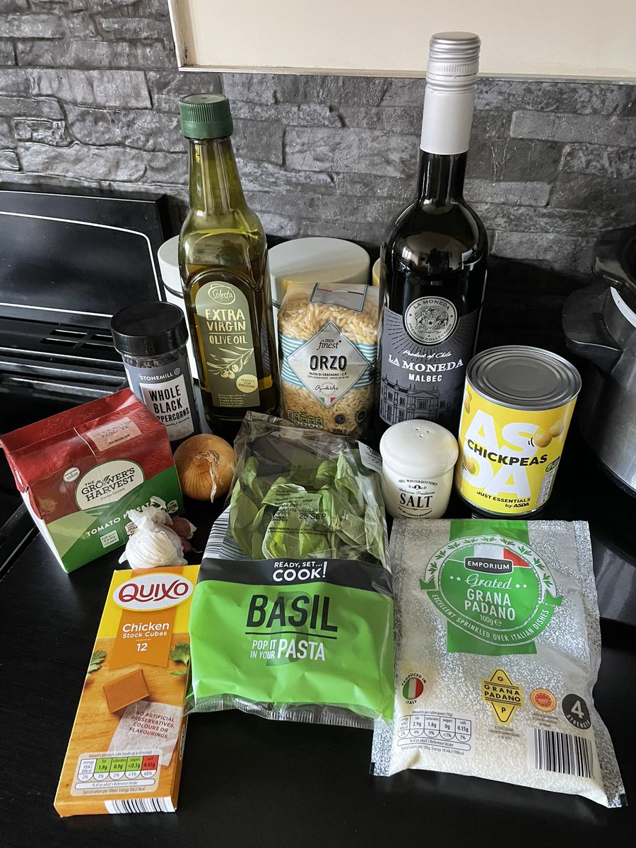 JulieGaskell's tweet photo. One-Pot Tomato Chickpeas and Orzo. @asda yellow range chickpeas get a big thumbs up from me 👍🏻 https://t.co/qcrMJJHx9R
