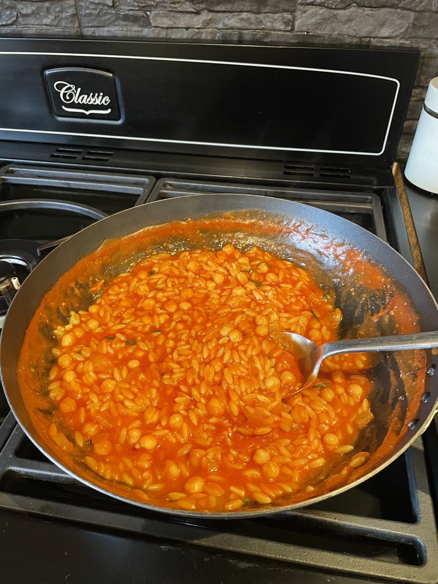 JulieGaskell's tweet photo. One-Pot Tomato Chickpeas and Orzo. @asda yellow range chickpeas get a big thumbs up from me 👍🏻 https://t.co/qcrMJJHx9R