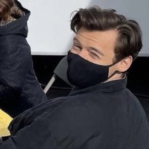 7Osloveontour's tweet photo. is the sun bothering you, my king? https://t.co/ZsOO0JymNB