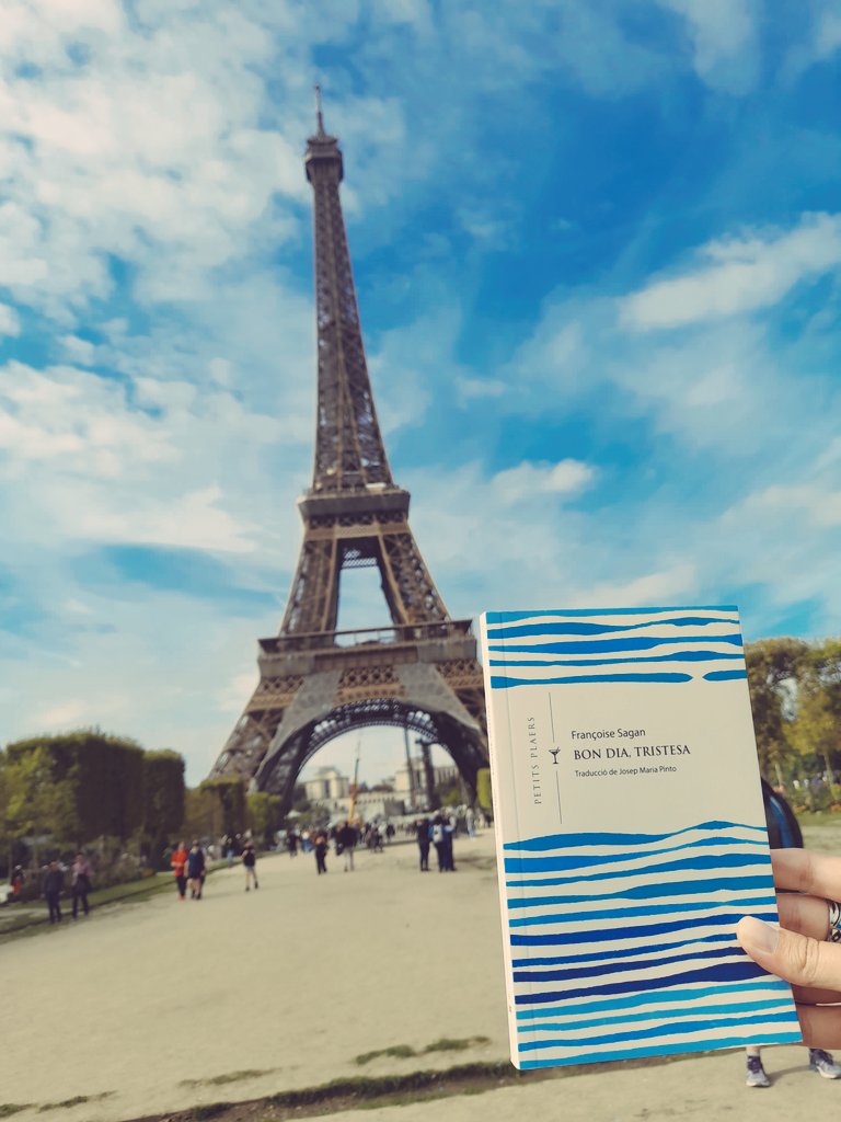 mmflorens's tweet photo. Passejant un Petit Plaer per París📚🥰@blancapujals @Viena_Edicions #ensencantenelsPetitsPlaers https://t.co/0lCI65d5ph