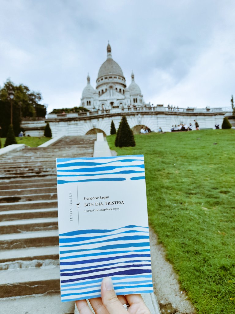 mmflorens's tweet photo. Passejant un Petit Plaer per París📚🥰@blancapujals @Viena_Edicions #ensencantenelsPetitsPlaers https://t.co/0lCI65d5ph