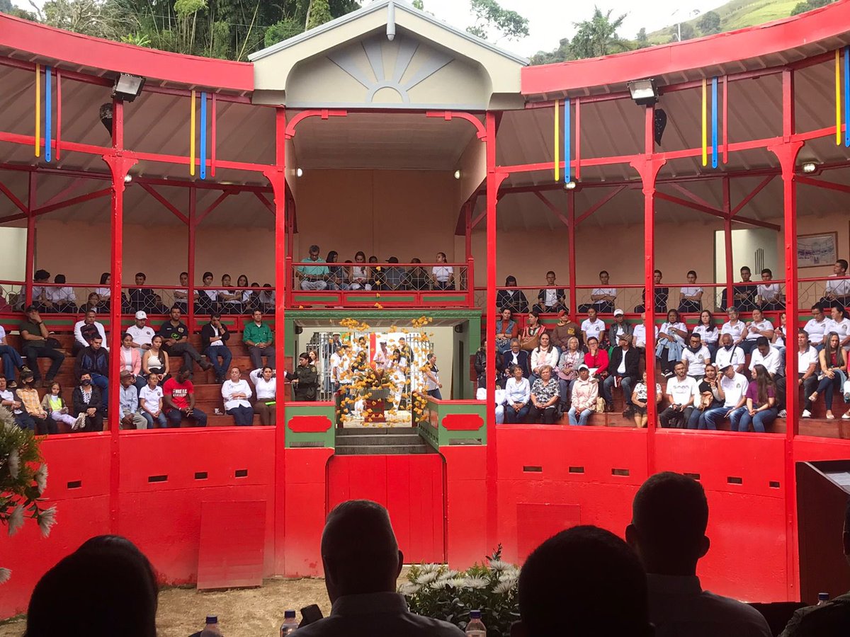 Estamos en la Primera Cumbre de Consejos Municipales de Paz del Sinifaná en el municipio de Titiribí, haciendo un taller pedagógico con los Consejeros Municipales de Paz de ocho municipios: Titiribí, Amagá, Angelópolis, Venecia, Fredonia, Pueblorrico, Urrao y Caicedo.