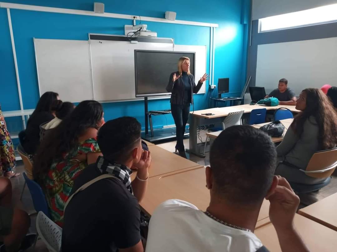 Flo_Meyer33's tweet photo. Construction du projet avenir avec le @Labschool_PAREO et vue magnifique depuis les toits d' @univ_paris_cite. Merci @auroreghetti et Marion Petitpré pour la suite donnée à notre partenariat @sabine_clabecq @EducationTahiti https://t.co/2uTQbuWNZT