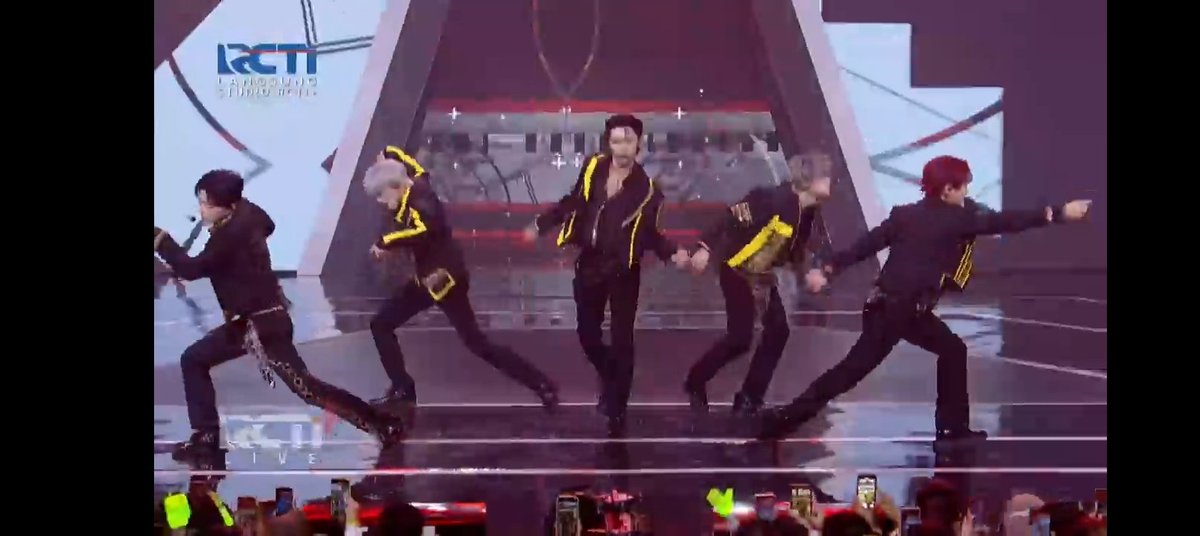 asaaalieea's tweet photo. @nctzenbase -semua arah yang berlawanan 😭
-ini jurus putaran nyuss angin🤏🏻
-AAH SUKA TUMBANG POHON PART 2
Hendery sama indomie😭🤣 https://t.co/Csf0UPVsDJ