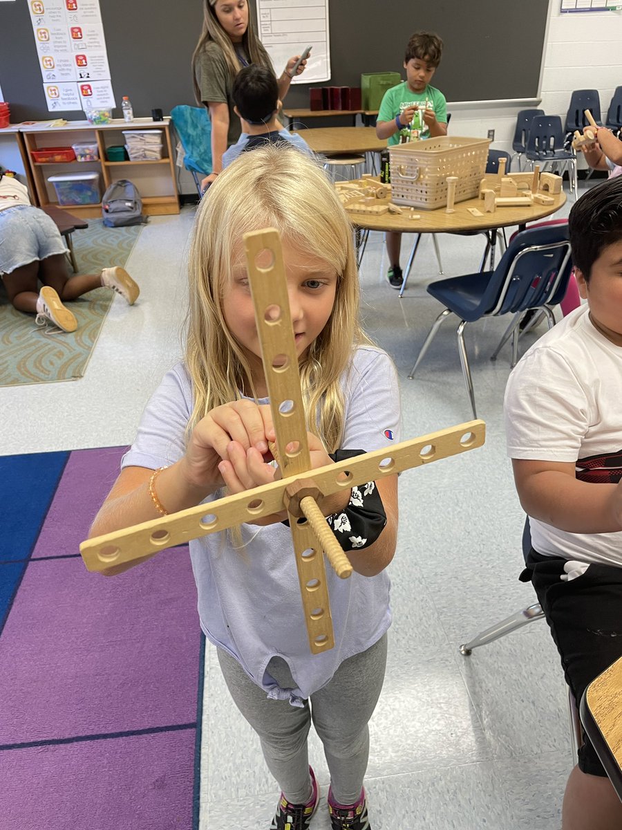LTES_STEAM's tweet photo. Third grade engineers learned about William Kamkwamba when we read the Boy Who Harnessed the Wind. Then we made our own windmill models. @LondonTowneFCPS https://t.co/KL74m9HHei