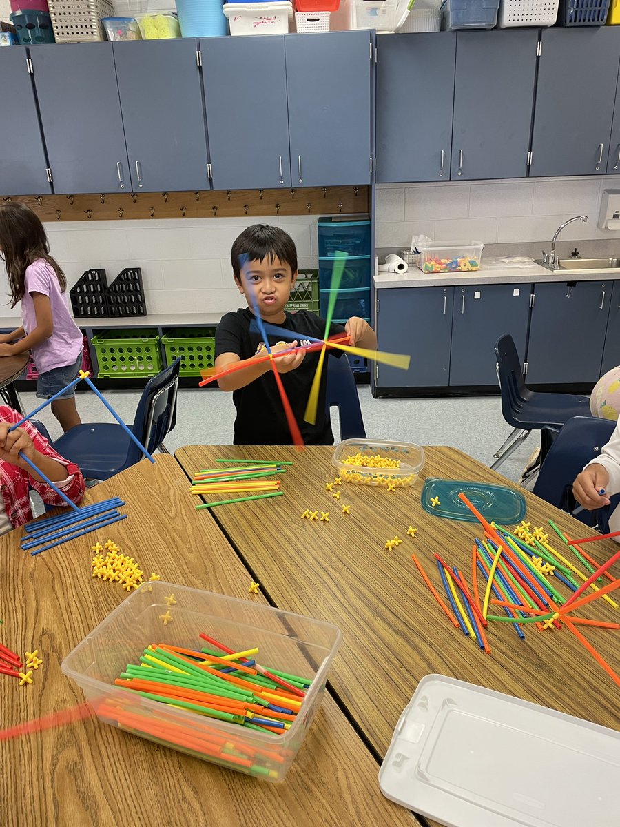 LTES_STEAM's tweet photo. Third grade engineers learned about William Kamkwamba when we read the Boy Who Harnessed the Wind. Then we made our own windmill models. @LondonTowneFCPS https://t.co/KL74m9HHei