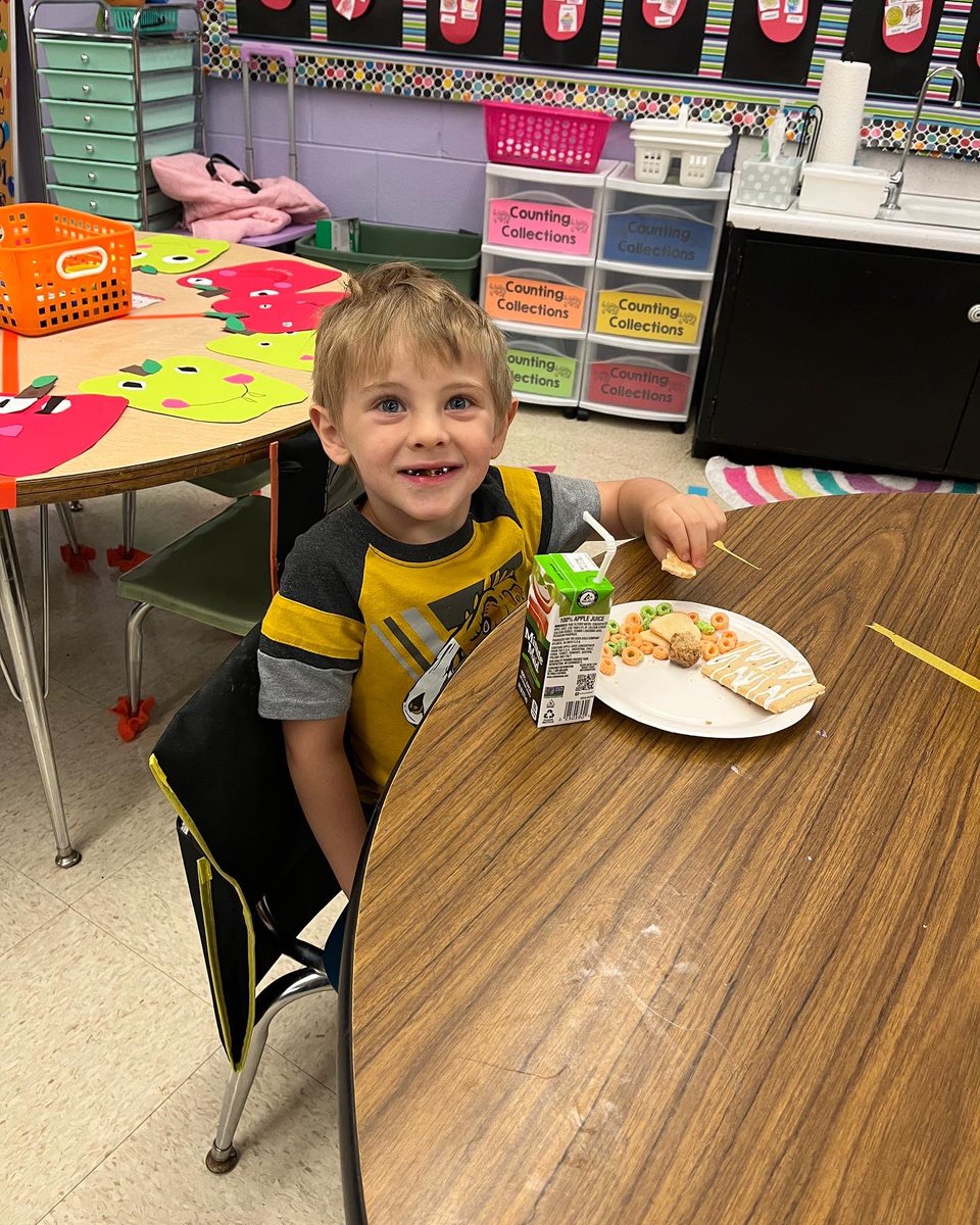 mchaffin's tweet photo. Just a FEW of our Johnny Appleseed pictures! Thank you parents for providing the apple products for tasting! @gardendaleel @JEFCOED https://t.co/sYnzPpuaxa