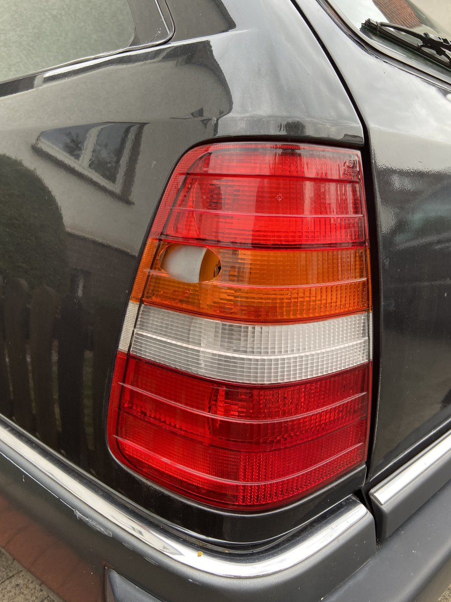 Danke ihr lieben Kinder aus #bielefeld #oldentrup. Wäre echt nicht nötig gewesen. Ist ja echt witzig, Rückleuchten mit dem Fahrradlenker zu zerstören. Kostet ja nur um die 150€ in ordentlich. #ichhassemenschen #mercedes #diejugendvonheute #ichwillniemalskinder