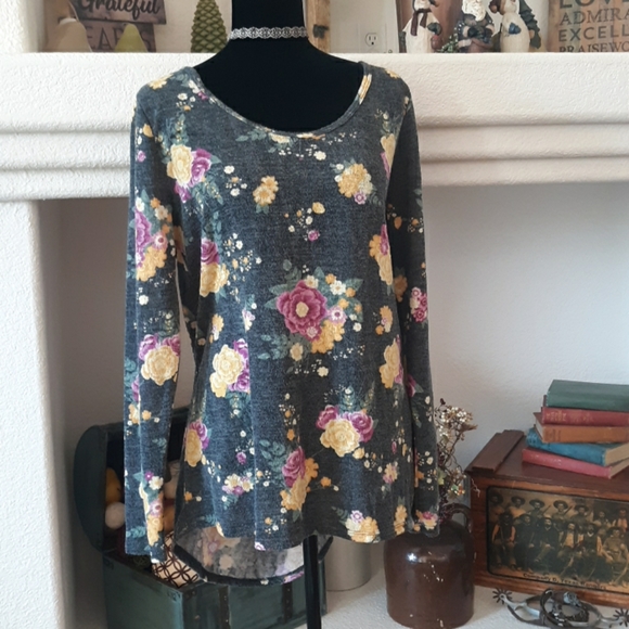NiftyDiscoverie's tweet photo. So good I had to share! Check out all the items I'm loving on @Poshmarkapp #poshmark #fashion #style #shopmycloset #lularoe #misook #michaelmichaelkors: https://t.co/l3jzxBdFGN https://t.co/OG5EoKpMBt