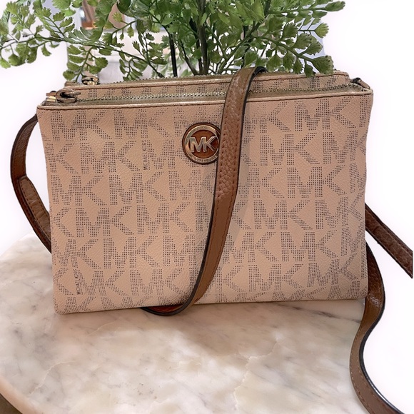 NiftyDiscoverie's tweet photo. So good I had to share! Check out all the items I'm loving on @Poshmarkapp #poshmark #fashion #style #shopmycloset #lularoe #misook #michaelmichaelkors: https://t.co/l3jzxBdFGN https://t.co/OG5EoKpMBt