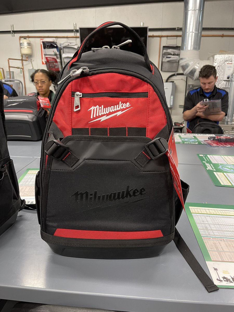 CoolrayServices's tweet photo. When it’s Friday: 🙂

When it’s Friday at the Coolray Academy and you have new @MilwaukeeTool bags: 😁 https://t.co/MxXLK39lIY