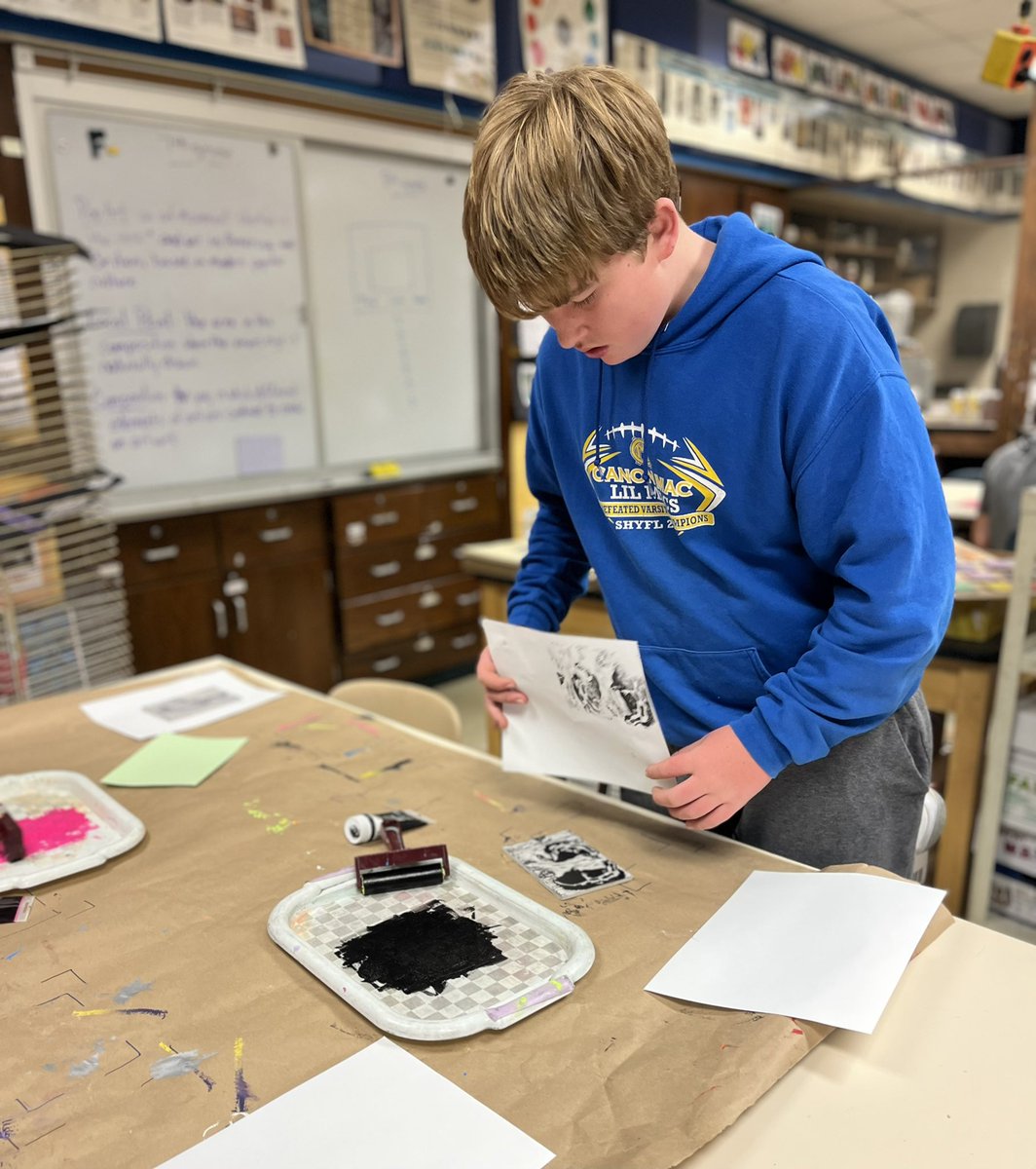 LaureenTrovato's tweet photo. 8th graders ❤️ block printing. It is fun and teaches safety and responsibility along with art. @LaureenTrovato @WEARECMS25 https://t.co/enhPmTwaRN