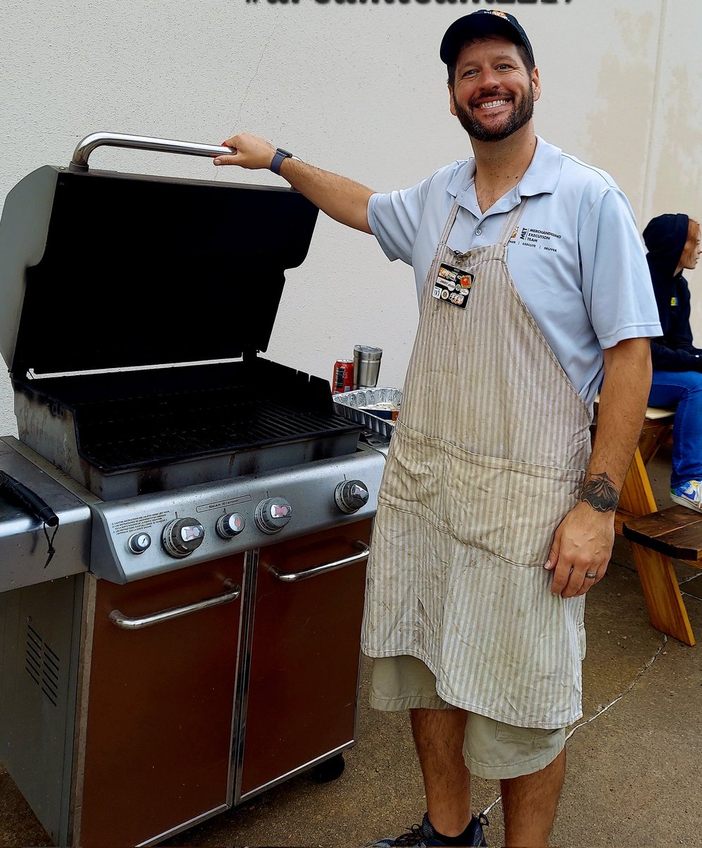 MaryKPerryman1's tweet photo. Grill Master James Erickson MET. Thank you for all you do. #dreamteam2217 https://t.co/awv4oEBvUp