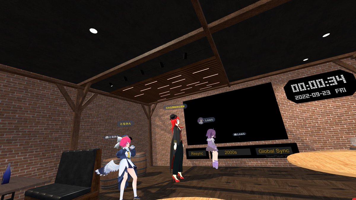 yamaki0628's tweet photo. ニッソちゃんとこへ行った！
東方の話題が中心で世にたくさんある同人ゲームの存在なども知れた
②まとさんが来た！私を含めて3人もフレンドがいたからという理由の初来店らしい、ここはゆるっとしてていいぞ

#今日のVRChat
#Bar2000 https://t.co/I54oy38ruH