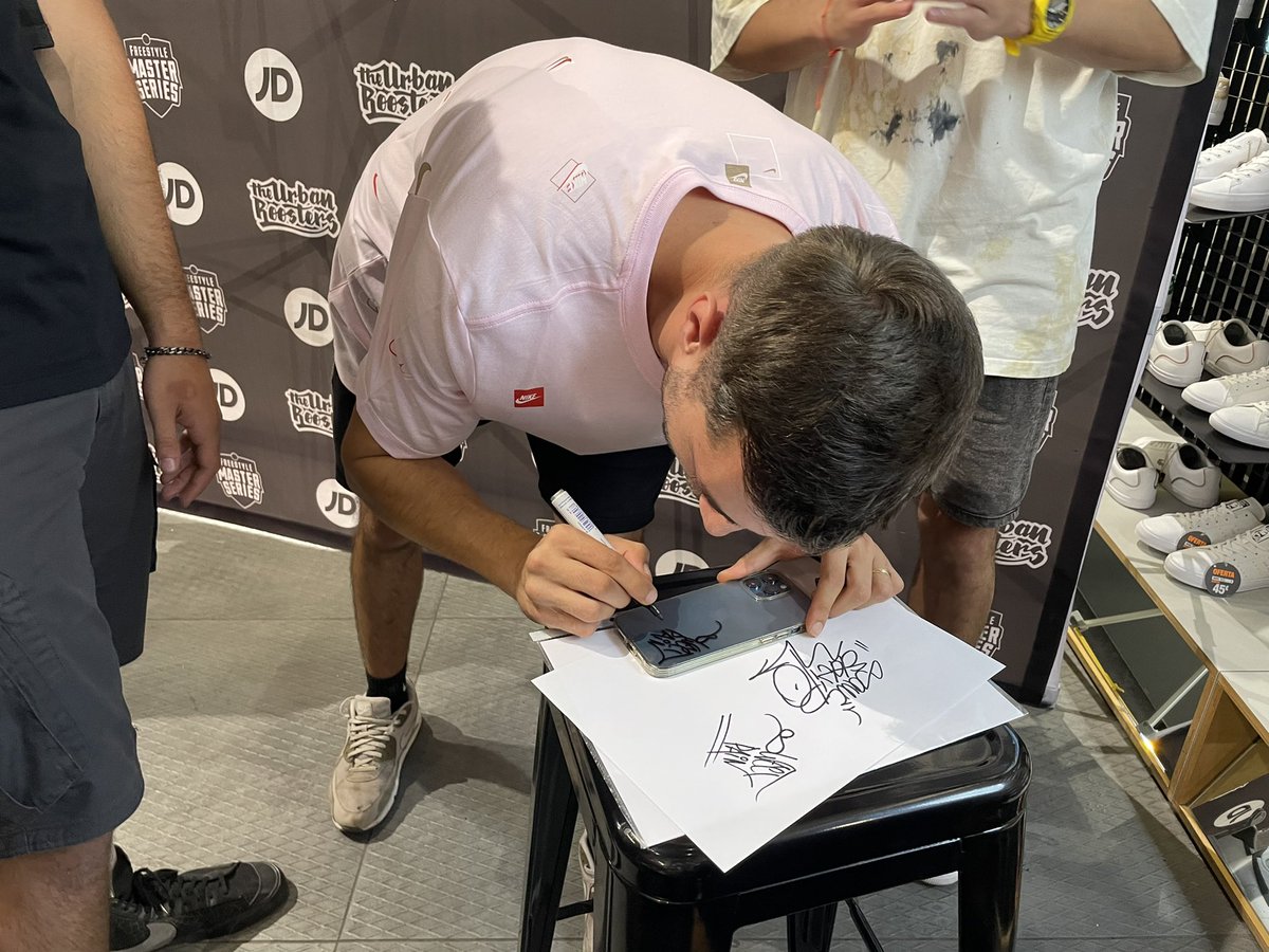 FMSEspOficial's tweet photo. Sesión de 📸 + ✍️ 

#FMSSevilla #FMSJD https://t.co/FIkrzJlWDP