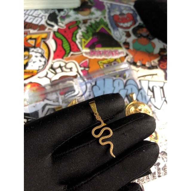 GoldBlcn's tweet photo. I'm selling CLASSIC MINI SNAKE PENDANT for ₱500. Get it on Shopee now! https://t.co/fFbYL1Nmd3 #ShopeePH https://t.co/UiN841f8gN
