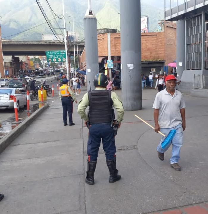 PolisucreOficia's tweet photo. #23Septiembre | Funcionarios adscritos a la Estación Policial Petare, se mantienen desplegados en el casco central garantizando la seguridad  de visitantes y transeúntes que circulan por el sector.
@JoseVRangelA
@GabrielaEsSucre
#PetareEsNuestro https://t.co/sIX5TVmMKk