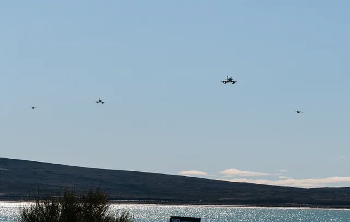 PucaraDefensa's tweet photo. La @FuerzaAerea_Arg despliega #aviones #Pampa III y #A4AR #Fightinghawk en el sur del país
@fadea_oficial @invapargentina @EMCOFFA_Arg @MindefArg #coa #merlo #sinvyca @Ejercito_Arg #SAR #ByS #rpa170 #vigilancia #controlaereo #patagonia #soberania
https://t.co/Io00xnY2TI https://t.co/S65NsKmkQy