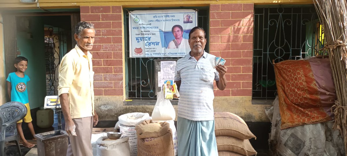 wbdfs's tweet photo. Distribution of Festive Items is going on under Duare Ration in Howrah district.
#KhadyaSathi
#DuareSarkar
#FestiveItems
#EgiyeBangla
@egiye_bangla https://t.co/5HjyMzk0Np