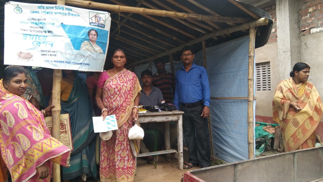 wbdfs's tweet photo. Distribution of Festive Items is going on under Duare Ration in Howrah district.
#KhadyaSathi
#DuareSarkar
#FestiveItems
#EgiyeBangla
@egiye_bangla https://t.co/5HjyMzk0Np