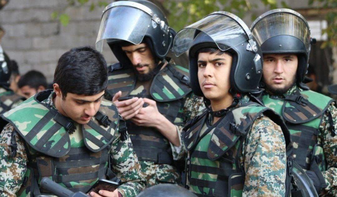 mamadporii's tweet photo. نیرو کم آوردن جوجه بسیجی‌ها رو آوردن اینا هم بی‌تجربه و ترسو هستند فرار میکنند باعث بی‌آبرویی جمهوری اسلامی شدند! 
#مهسا_امینی 
#MahsaAmini 
#OpIran https://t.co/ProAetiytp