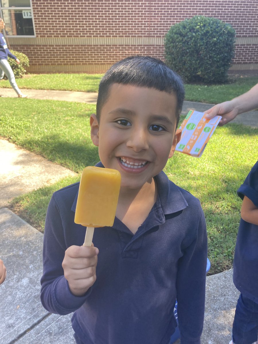 MsfitzpatrickUF's tweet photo. Celebrating Hispanic Heritage month with paletas! Complete with a paleta cart made by our wonderful Mrs. Tansey 🍦 https://t.co/bjfBg3O61h