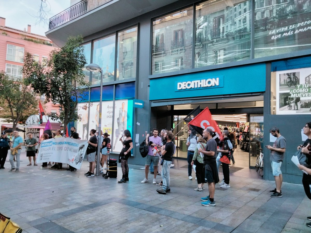 iDiarioES's tweet photo. Hoy en #Madrid protestamos con @cgtzonasur por #MarioReadmision #OviReadmision porque #DecathlonReprime
#BoicotDecathlon #AniversarioDecathlon https://t.co/ZUQSLYazGW