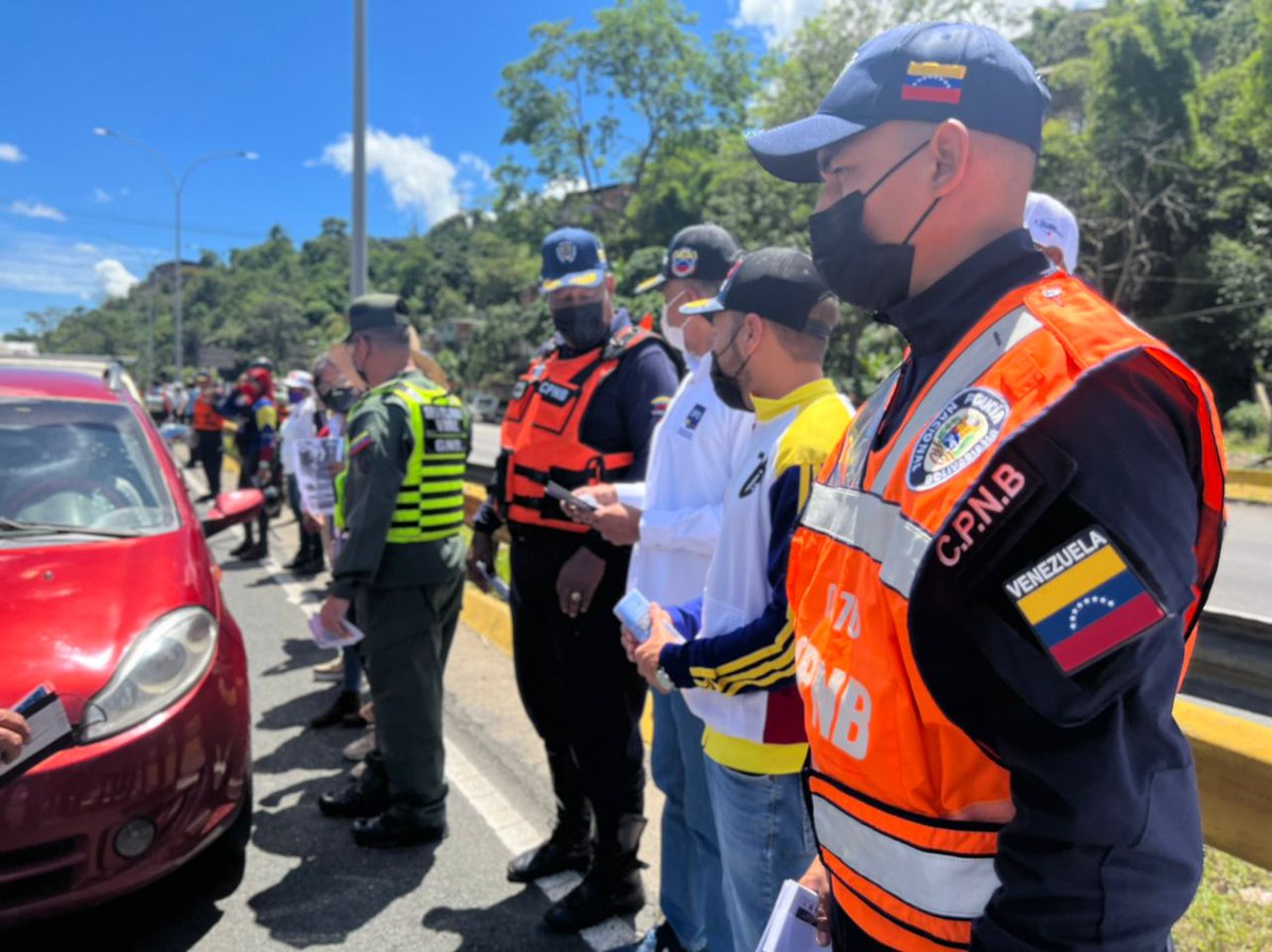 MijpVzla's tweet image. #Enterate| Funcionarios de la @SUNADoficial, DPD, Senamecf, Tránsito,Policía Comunal de la @PNBVzla, estudiantes de la @UNESUNIVERSIDAD, en conjunto con la GNB y Frente Bolivariano de Motorizados, se desplegaron en 92 Puntos de Atención Integral.#VivaElPoderPopular