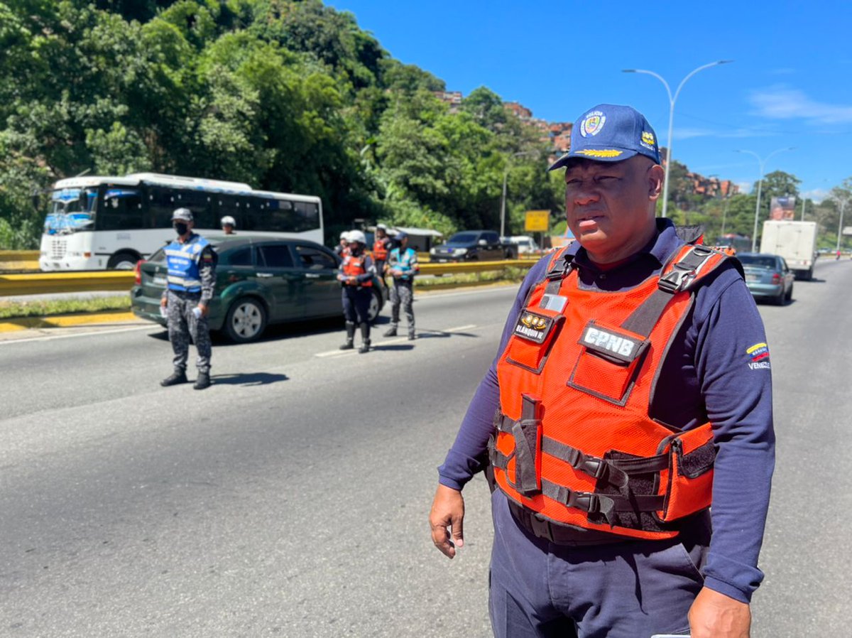 MijpVzla's tweet image. #Enterate| Funcionarios de la @SUNADoficial, DPD, Senamecf, Tránsito,Policía Comunal de la @PNBVzla, estudiantes de la @UNESUNIVERSIDAD, en conjunto con la GNB y Frente Bolivariano de Motorizados, se desplegaron en 92 Puntos de Atención Integral.#VivaElPoderPopular