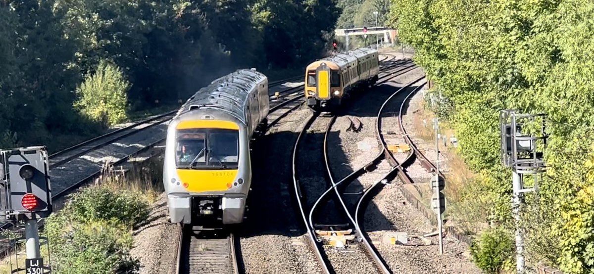 PlatformEdge1's tweet image. That’s all for today! 

Have a Chiltern train and a West Midlands train arriving and departing Dorridge earlier this afternoon 🚂#Class168 #Class172