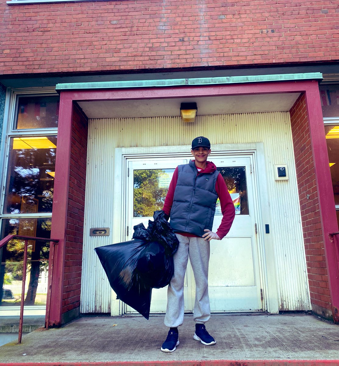 What a nice way to finish on a warm, sunny Friday afternoon! Some of the @BRJH_Celtics PASS students helped clean up our school grounds! ☀️🧹🗑🍂🍁