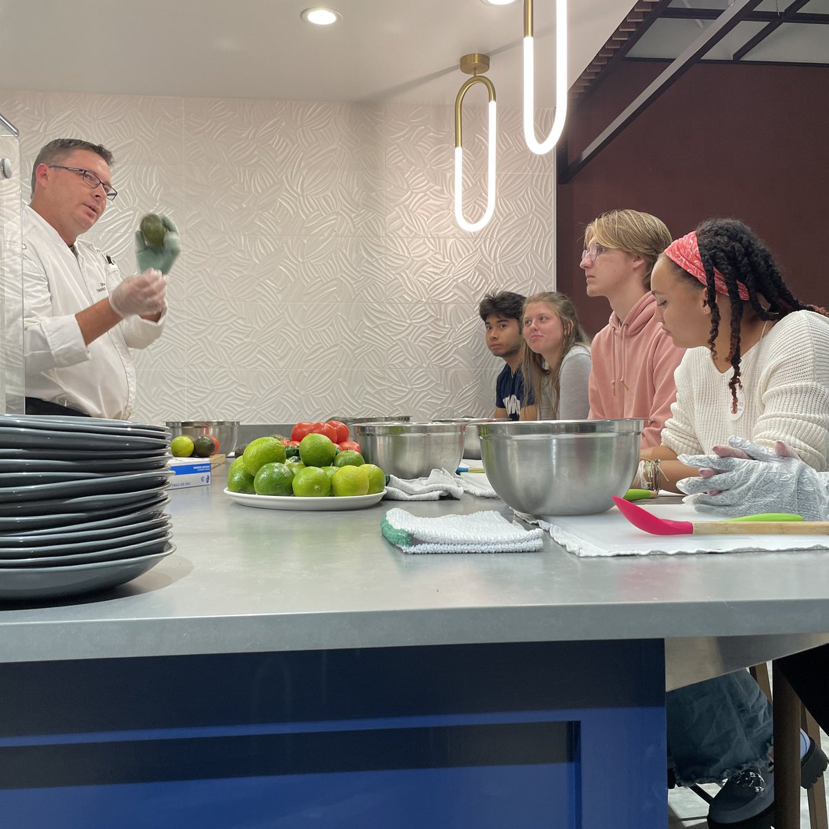 CatawbaDining's tweet photo. Our inaugural #teachingkitchen with District Chef Shawn Kravis!

Homemade #guacamole and it was DELISH!

Be sure to keep up with our Instagram for upcoming Teaching Kitchens! https://t.co/1U3ViGVtlM