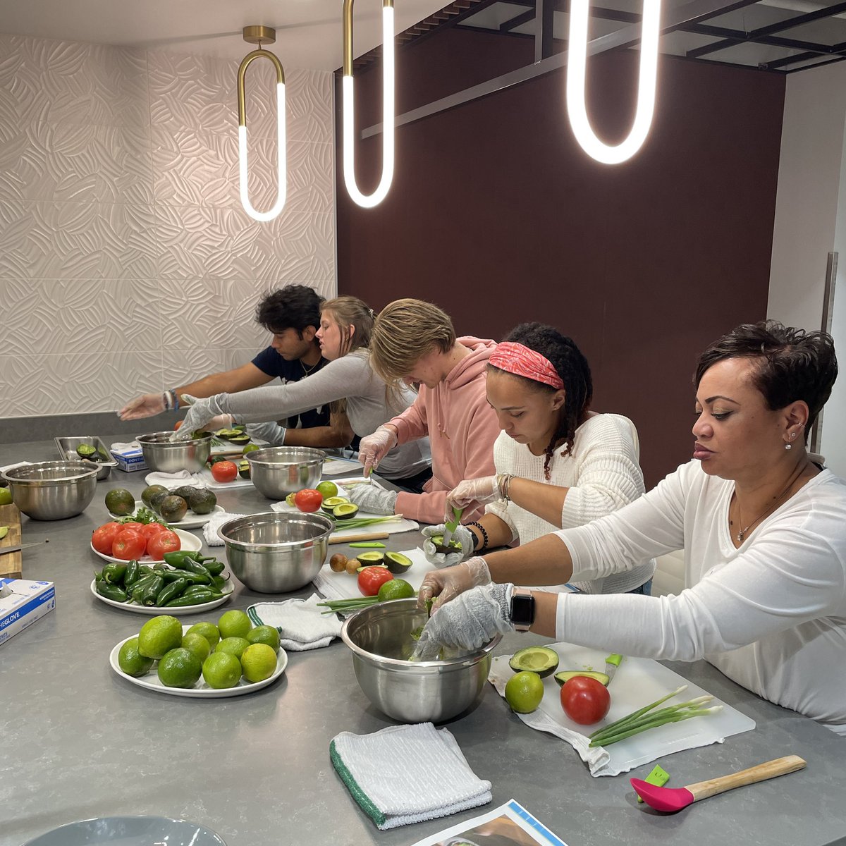 CatawbaDining's tweet photo. Our inaugural #teachingkitchen with District Chef Shawn Kravis!

Homemade #guacamole and it was DELISH!

Be sure to keep up with our Instagram for upcoming Teaching Kitchens! https://t.co/1U3ViGVtlM