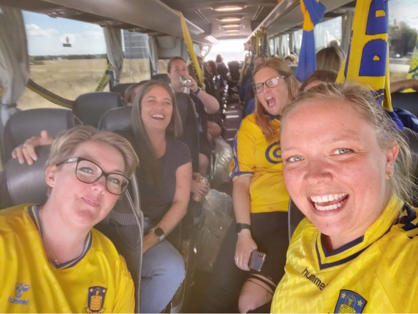 brondbydamer's tweet photo. Lad os dyrke fællesskabet og få det bedste ud af landsholdspausen: 
Del dit dejligste minde med vores yndlingsklub under #guleminder 💛💙 Gerne med billede. 
Vi lægger selv ud med foreningens første fælles minde, nemlig i bussen på vej til en magisk sejr i Horsens🚌🏆 https://t.co/wEN29gm5ub