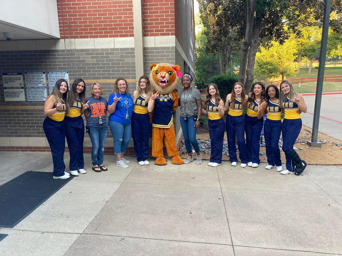 <a href="/ValleyCreekMISD/">Valley Creek Elem</a> is having our Spirit Night at MISD Stadium tonight. <a href="/MHSLions/">McKinney High School</a> Cheerleaders &amp; Mascot came out to help w/carpool &amp; remind everyone to attend the game! 💛🦁💙#GoLions #myMISD #VCEstrongertogether