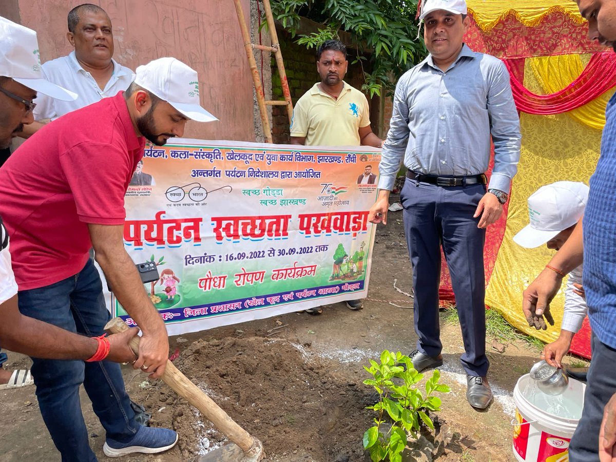 sbmgodda's tweet photo. As a part of ongoing"SHSC" under the supervision of DC Sir and SDO Sir carried out multiple activities meant to disseminate awareness about sanitation and its importance  among the masses.Plantation and sanitation drive was organized  under the leadership of DC Godda @Swachhjhar https://t.co/d61Trv99Ld