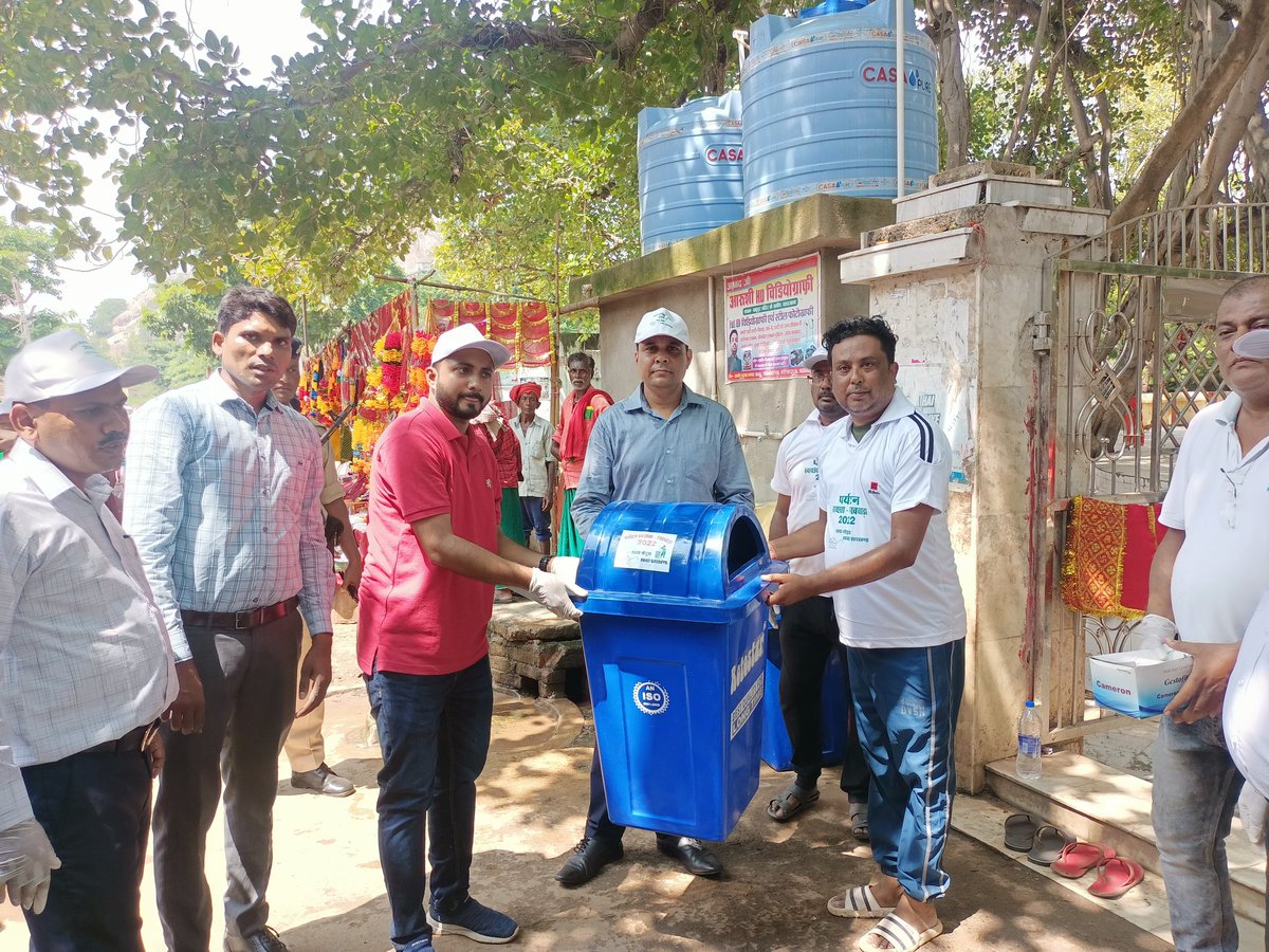 sbmgodda's tweet photo. As a part of ongoing"SHSC" under the supervision of DC Sir and SDO Sir carried out multiple activities meant to disseminate awareness about sanitation and its importance  among the masses.Plantation and sanitation drive was organized  under the leadership of DC Godda @Swachhjhar https://t.co/d61Trv99Ld
