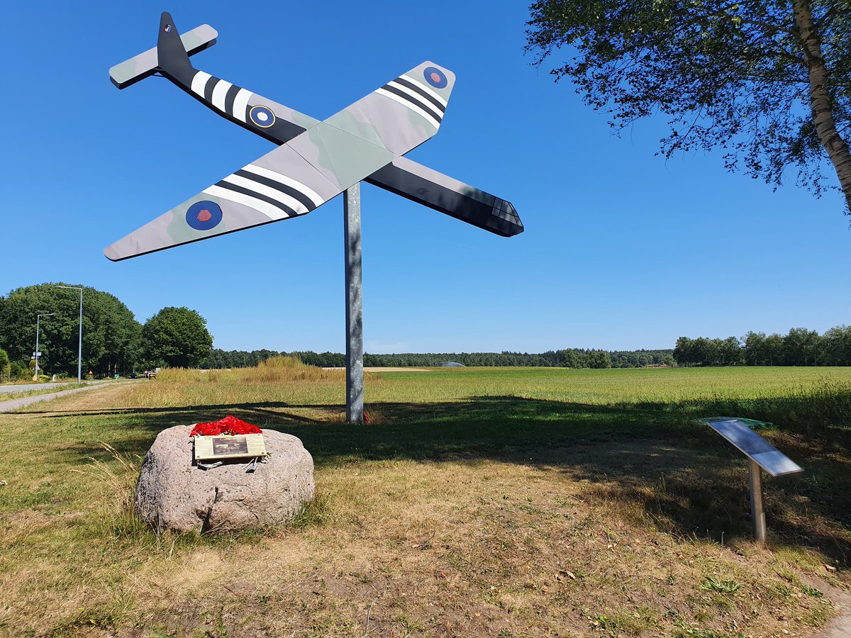 Romaboy68's tweet photo. Het veld aan de Wolfhezerweg. Tijdens #MarketGarden was dit landingszone "S". Op 17 sept 1944, landingsplek voor 186 Britse #pathfinders. Taak was om dropzones te markeren voor Britse zweefvliegtuigen. #HISTORY #History #WW2 #WWII #Arnhem #Bridgetofar https://t.co/IWG9gFH2XF