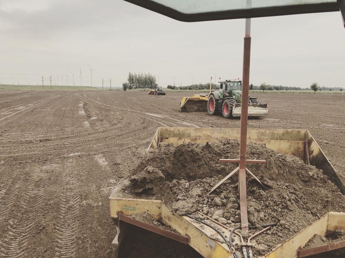 Vandaag zijn er 6 kilver en dozerbakken voor ons onderweg. Nee, verkopen we niet. Vandaar dat collega <a href="/Van_Werven/">Van Werven</a> ons een dagje helpt in de Flevoland. #tenhovekamperveen