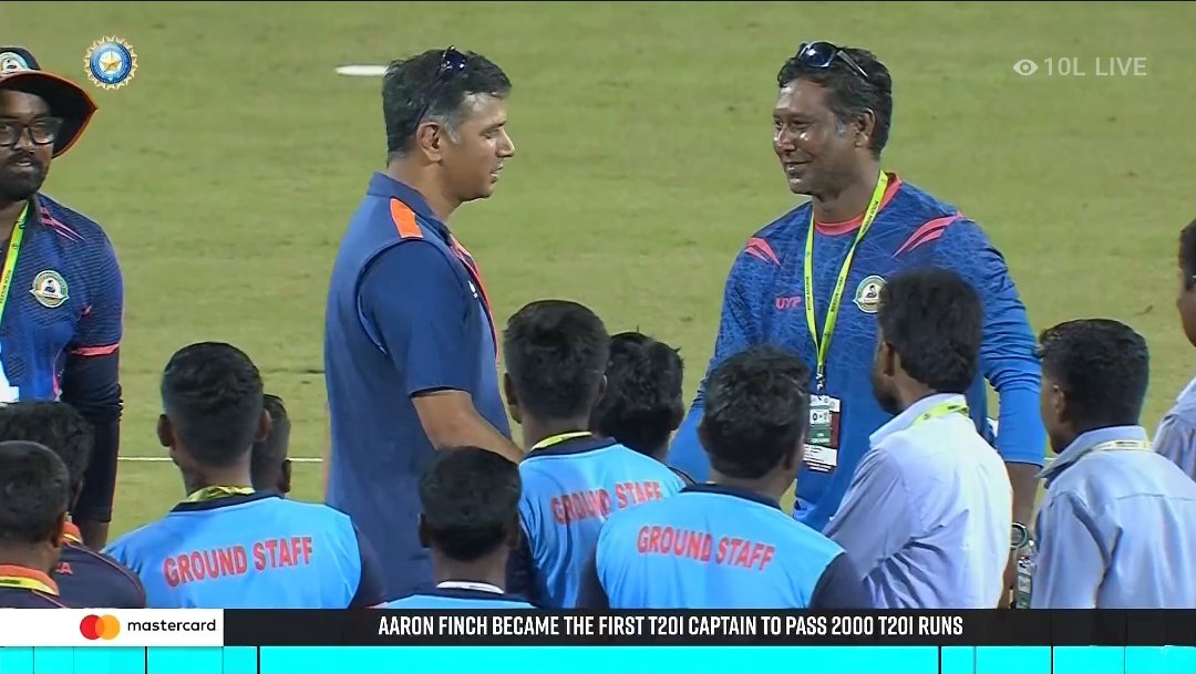 IND vs AUS: Rahul Dravid, yorulmadan çalışmak için Nagpur Groundstaff'ı selamlıyor 2. T20'nin arınmasını önlüyor, Check OUT, Rahul Dravid Groundstaff, Hindistan vs Avustralya CANLI 