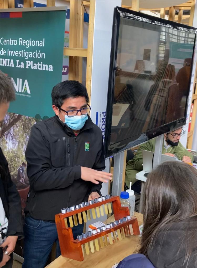 iniachile's tweet photo. Estamos en #ExpoMundoRural2022  de @INDAP_Chile 🤩

Te esperamos para que conozcas la calidad y propiedades de la miel, junto a los especialistas de @iniaLaPlatina https://t.co/JOHVk6wknO
