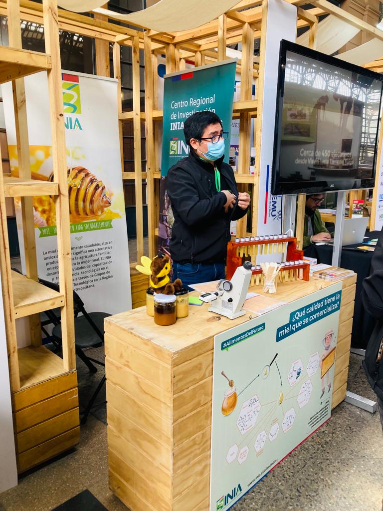 iniachile's tweet photo. Estamos en #ExpoMundoRural2022  de @INDAP_Chile 🤩

Te esperamos para que conozcas la calidad y propiedades de la miel, junto a los especialistas de @iniaLaPlatina https://t.co/JOHVk6wknO